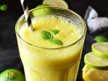 Nunca mais fiz limonada só com limão depois que aprendi a combinar com manga verde: fica cremosa e muito refrescante