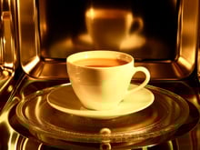 PARE AGORA de esquentar café no micro-ondas: descubra os riscos para a sua saúde