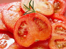 Os chefs espanhóis recomendam: após salgar os tomates e adicionar azeite, espere de 5 a 10 minutos antes de servir