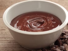Como fazer cobertura de chocolate com creme de leite: confira