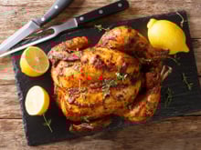 Frango assado de padaria em casa: descubra como temperar e assar a ave como um profissional