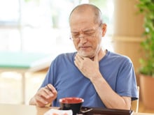 O que fazer quando uma espinha de peixe fica presa em sua garganta?