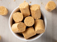 A maioria faz errado: como comer paçoca do jeito certo sem esfarelar toda e aproveitar cada grama do doce!