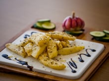 Batatas temperadas e assadas com casca