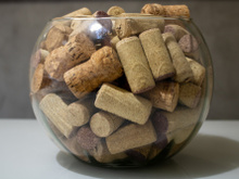 Se a sua mãe não te ensinou, eu te ensino: truque da rolha de vinho ajuda a acabar com o mau cheiro dentro da geladeira