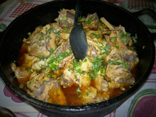 Frango caipira ensopado com pequi