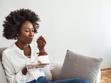 Você não está sozinho: a ciência explica por que comemos mais no inverno