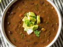 Sopa de feijão é a receita rápida e gostosa para fazer com sobras do alimento nesse inverno!
