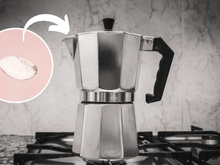 Pouca gente sabe: colocar uma colher de chá de açúcar antes de guardar a sua cafeteira Moka é um truque simples e genial