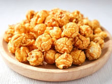 Pipoca doce caramelizada com milho gourmet mushroom e caramelo que não queima