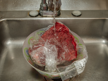 Sua mãe estava errada e nem sabe: a carne não deve ser descongelada fora da geladeira!