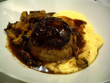 Filé mignon ao vinho com purê de mandioquinha