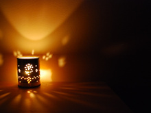 Em vez de jogar no lixo, transformei essa lata em um lindo abajur para decorar a minha casa