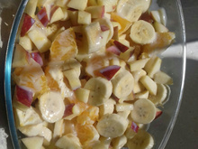 Salada de frutas com leite condensado e creme de leite