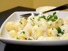 Nhoque com Molho de Gorgonzola: essa receita é tão fácil e deliciosa que vai superar os de restaurante!