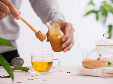 Chá potente de camomila com mel; veja os efeitos calmantes e como fazer