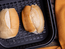 O truque simples que faz o pão voltar a ficar crocante depois de congelado