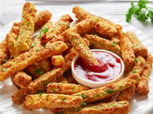 Palitos crocantes feitos no forno: misture abobrinha com mussarela e parmesão e faça um lanche diferente que todo mundo vai amar
