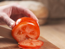 Comer tomate todos os dias: entenda os benefícios e até que ponto é recomendável comer o fruto diariamente