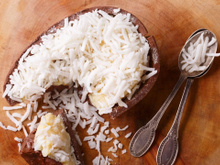 Ovo de Páscoa de bolo de coco gelado igual de vó na casquinha de chocolate