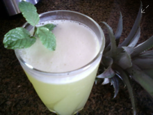 Suco de casca de abacaxi com hortelã
