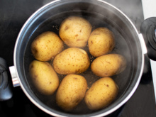 Pare de ferver batatas na água: há uma maneira muito melhor e elas ficarão bem mais saborosas