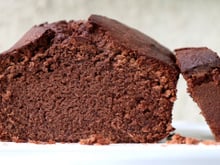 O bolo de chocolate sem farinha e sem açúcar que prova que dá para comer um docinho maravilhoso sem enfiar o pé na jaca