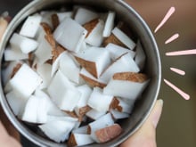 Benefícios e malefícios do coco seco: saiba por que comer a gordura da fruta, quanto consumir e cuidados