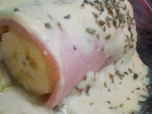 Banana com presunto e queijo ao molho branco