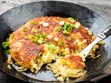 Como fazer batata recheada na frigideira: receita fácil de batata rosti pra fazer rapidinho no almoço ou a qualquer hora