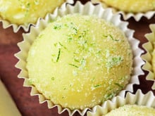 Bolinhas de sol: trufas de chocolate branco cremoso e limão picante são perfeitas para uma sobremesa rápida ou aquele lanchinho doce