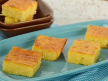 Bolo de mandioca simples e fofinho