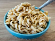 Macarrão com atum que fica pronto em 10 minutos é perfeito para aquele jantar preguiçoso