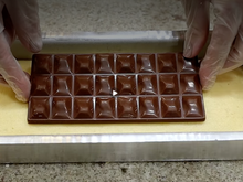 Não é mágica: TudoGostoso ensina truque da barra de chocolate escondida dentro da massa do bolo