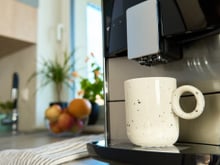 Efeito cafeteria em casa! Cafeteira Espresso Mondial Dolce Crema prepara cafés em pó e cápsulas e está com 24% de desconto