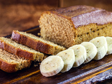 Eu fiz um bolo fit de banana com aveia e fiquei surpreso com o sabor e a textura fofinha