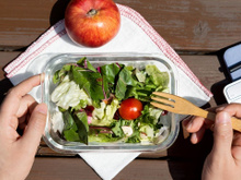 Substâncias que podem causar de câncer de mama são encontradas em embalagens de alimentos, segundo novo estudo