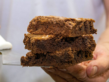 Murilo Fernandes, confeiteiro: "Essa receita me salvou quando eu comecei na confeitaria. Foram meses testando, errando e ajustando até chegar no que eu chamo de brownie perfeito"