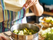 Errou a mão no sal? TudoGostoso ensina como salvar a comida salgada e equilibrar o sabor em poucos minutos