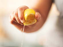 Aprendi com um vendedor de frutas: para extrair ao máximo o suco de um limão, não basta cortá-lo ao meio, mas sim...