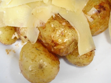 Batata assada com lascas de parmesão fácil