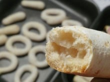 Sempre tenho polvilho azedo em casa para fazer biscoito para o meu filho: o sucesso na hora do lanche é garantido