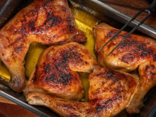 Esfregue esta mistura nas coxas de frango antes de assar: o TudoGostoso mostra o segredo da pele crocante