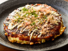 Okonomiyaki panqueca salgada japonesa recheada e finalizada com molho agridoce