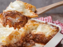 Aprendi a fazer a lasanha de domingo igual a da minha mãe: suculenta, queijuda e muito fácil de fazer