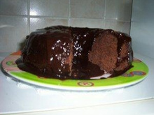 Bolo de chocolate assado com a calda