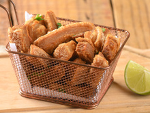 Se você tem medo de fazer torresmo em casa é porque não aprendeu o truque dos botecos: sem sujeira e muito mais fácil