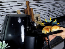 Essa receita de pão na airfryer pronta em 5 minutos é perfeita para o café da manhã!