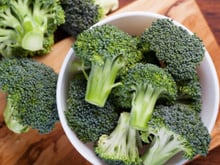 Você comeu brócolis errado a vida inteira, mas a ciência finalmente revela a maneira mais saudável de cozinhá-lo