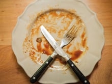 O que significa deixar os talheres em formato de X depois de comer? Mensagem pouco conhecida é uma comunicação silenciosa com garçons